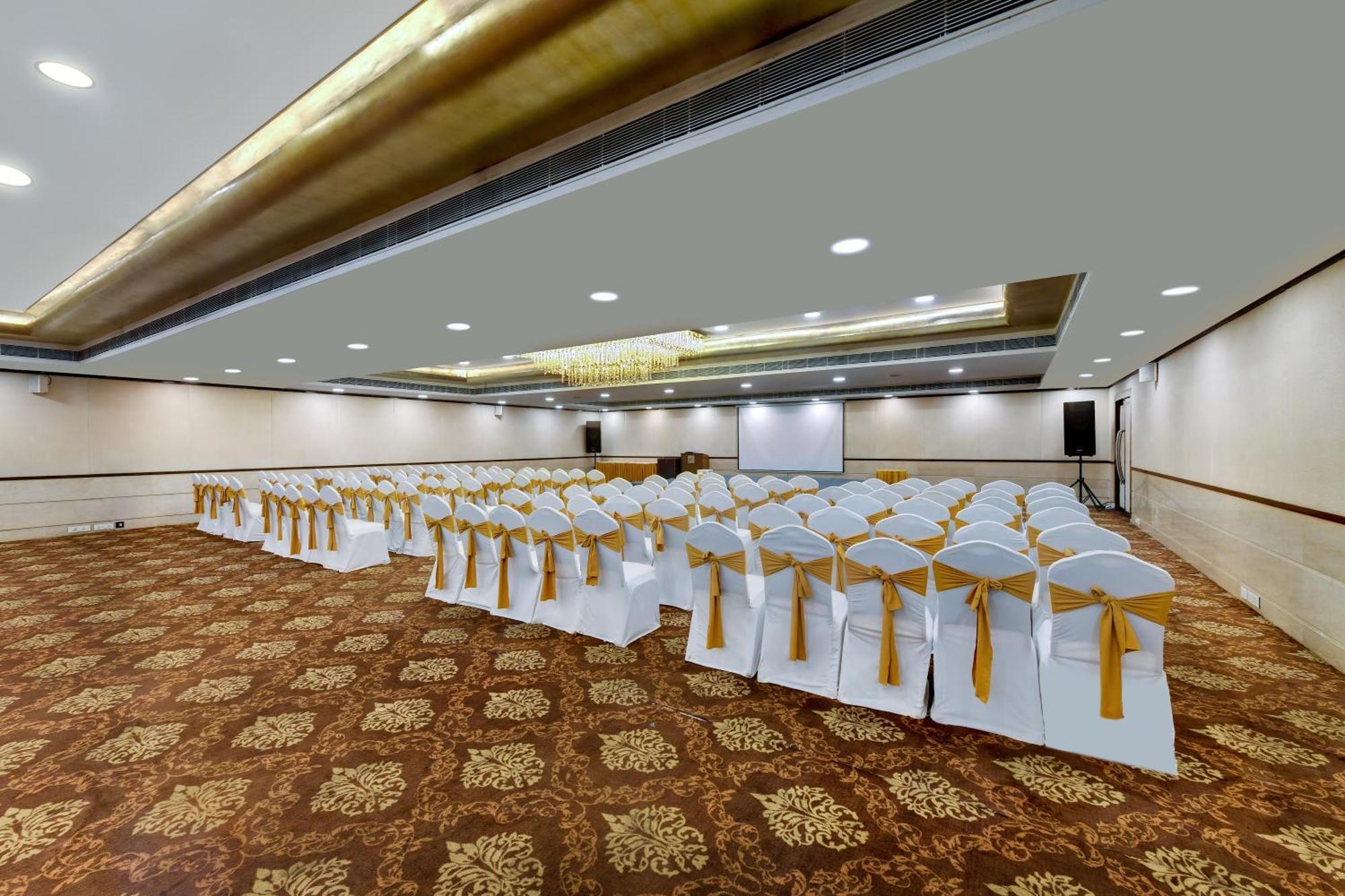 The Fern Residency Rajkot Hotel Bagian luar foto